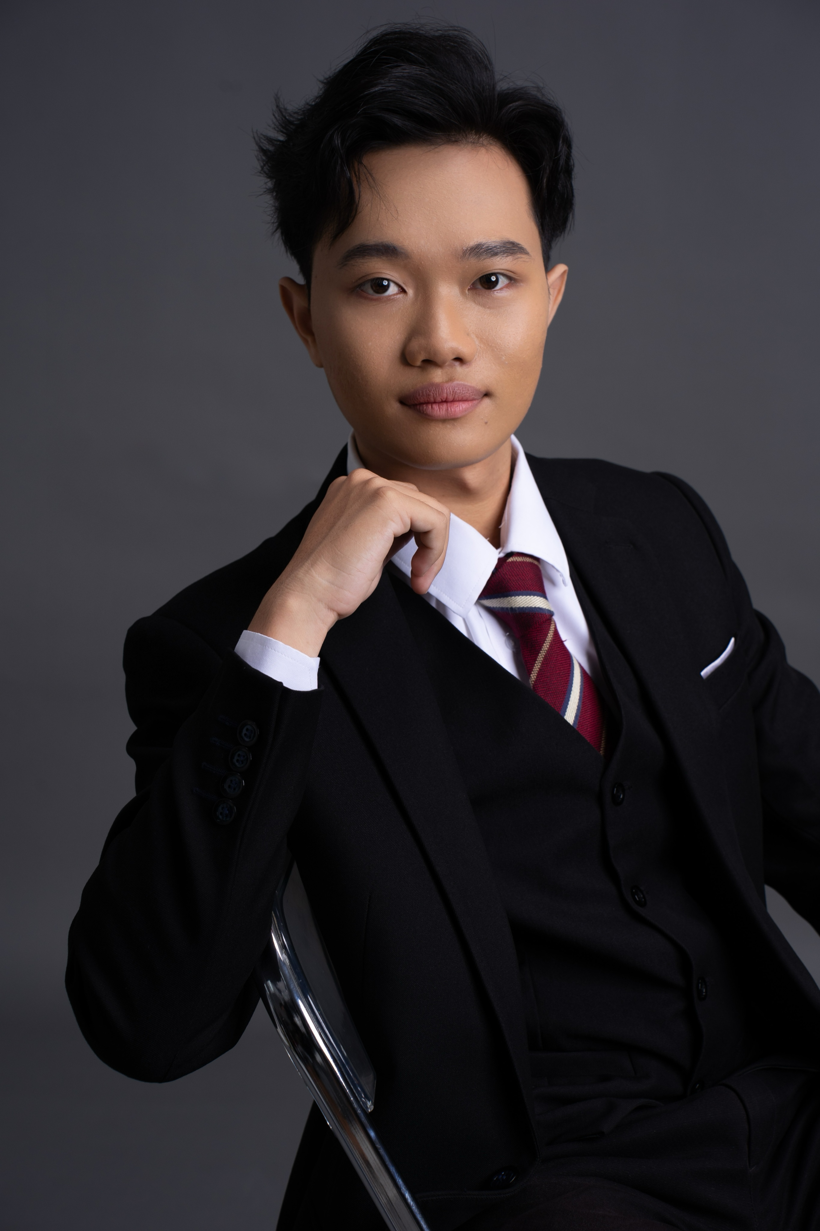 MC Hoàng Phúc tay chống cằm